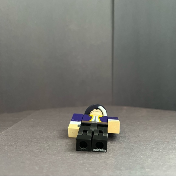 Roblox Series 5 Red Celebrity Box Figure - Vesteria: Barber S. - Picture 3 of 3